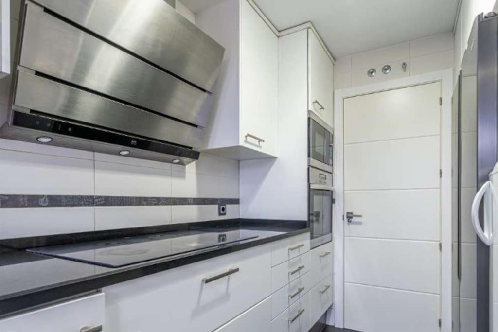 Impresionante Apartamento De 4 Dormitorios 3 Banos Y 2 Plazas De Garaje Madrid Exterior photo