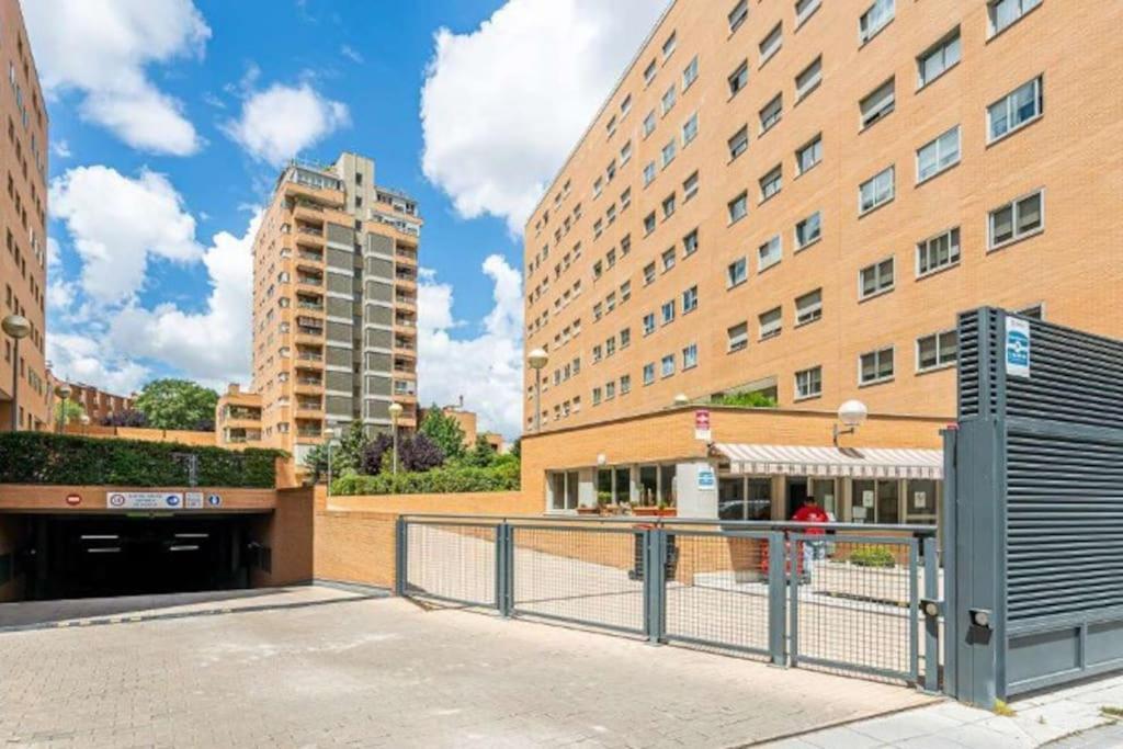 Impresionante Apartamento De 4 Dormitorios 3 Banos Y 2 Plazas De Garaje Madrid Exterior photo