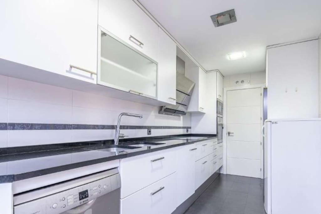 Impresionante Apartamento De 4 Dormitorios 3 Banos Y 2 Plazas De Garaje Madrid Exterior photo
